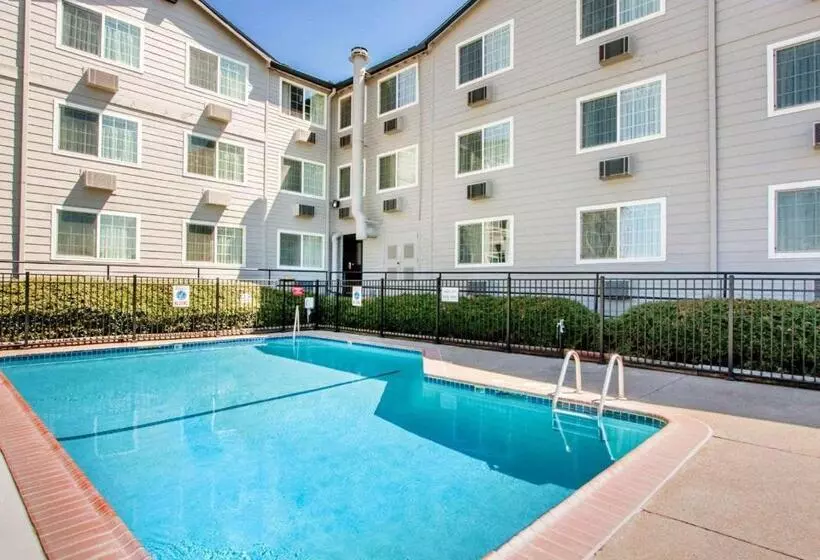 בית מלון כפרי Quality Inn & Suites