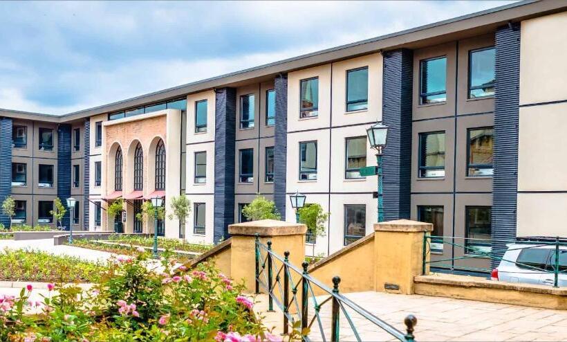 Отель Perte At Montecasino