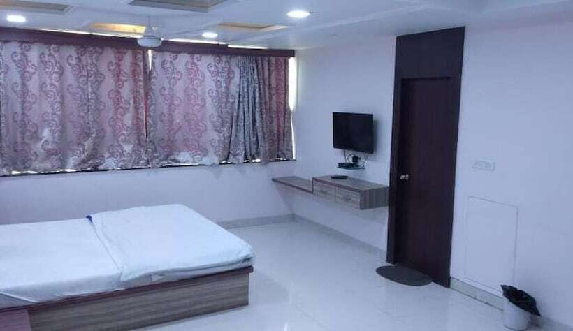 فندق Yash International