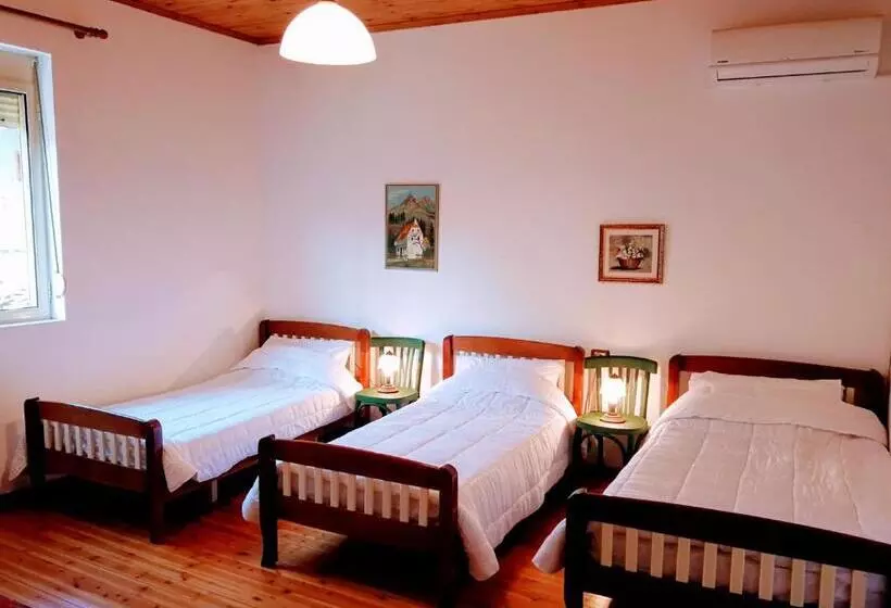 پانسیون Castlehouse