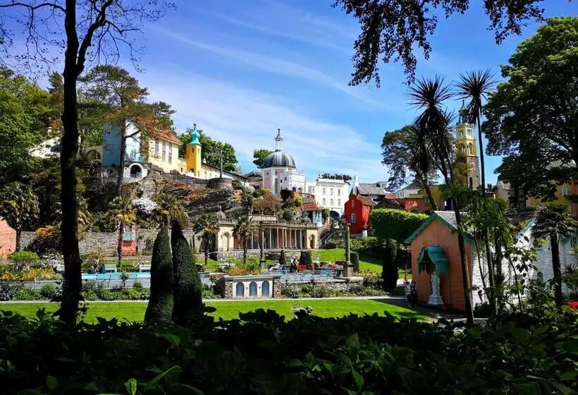 Aamiaismajoitus (B&B) Yr Hen Farcdy