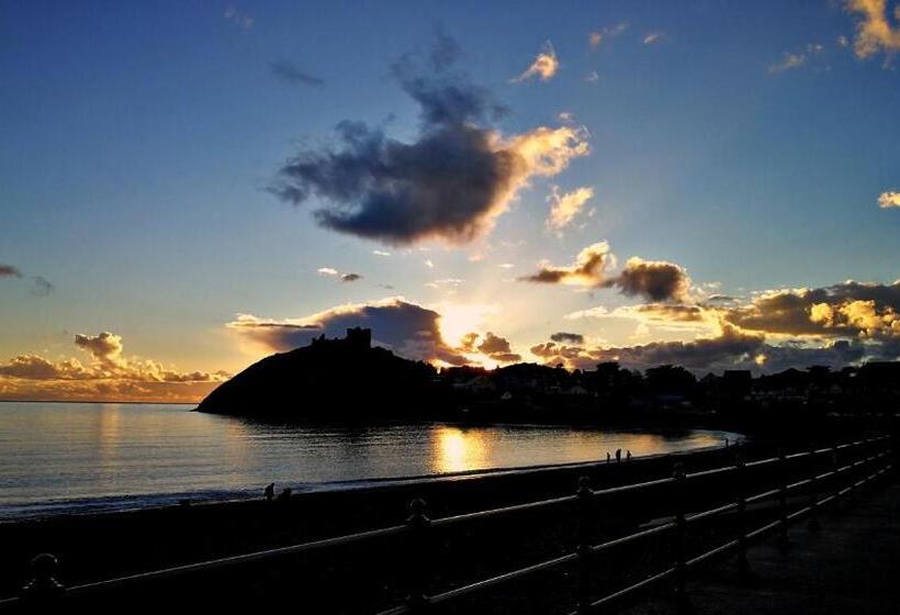 مبيت وإفطار Yr Hen Farcdy