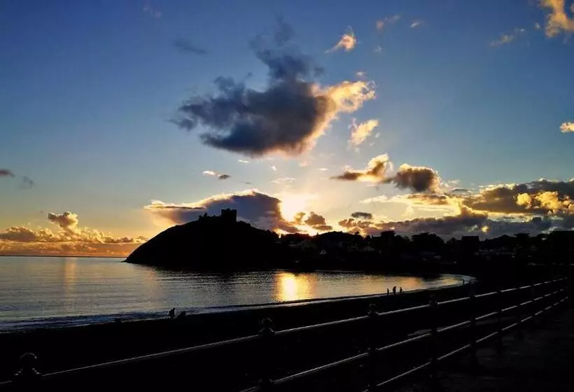 Aamiaismajoitus (B&B) Yr Hen Farcdy