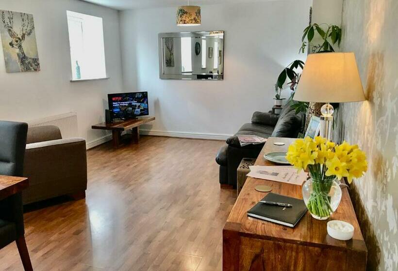 The Orchid Central Beeston Private Apartment Smarttv Free Wi Fi Tram Parking