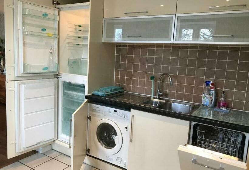 The Orchid Central Beeston Private Apartment Smarttv Free Wi Fi Tram Parking