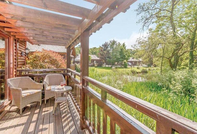 منتجع Tilford Woods Lodge Retreat