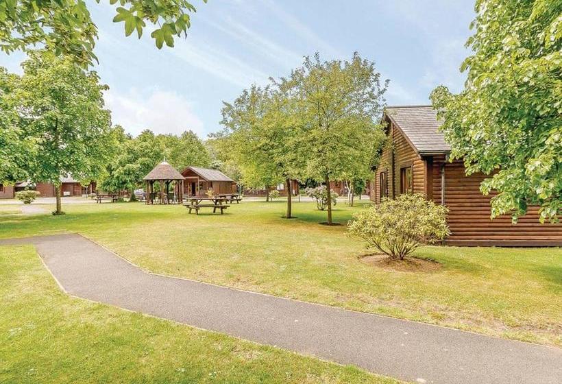 منتجع Tilford Woods Lodge Retreat