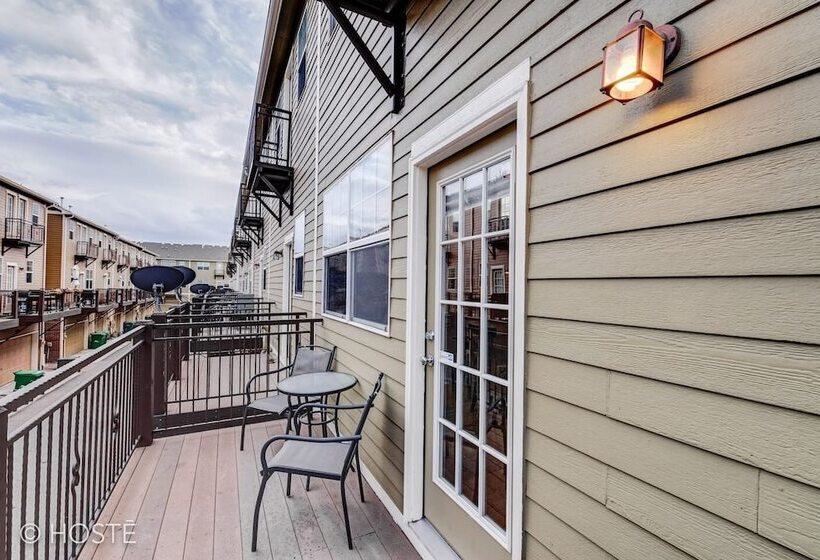 3br Downtown Townhome /w Stunning Balcony Views!