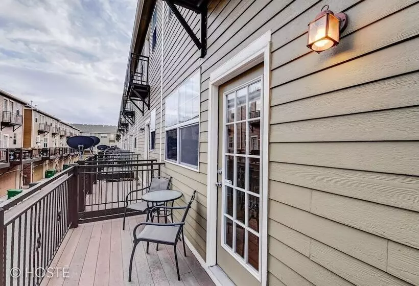 3br Downtown Townhome /w Stunning Balcony Views!