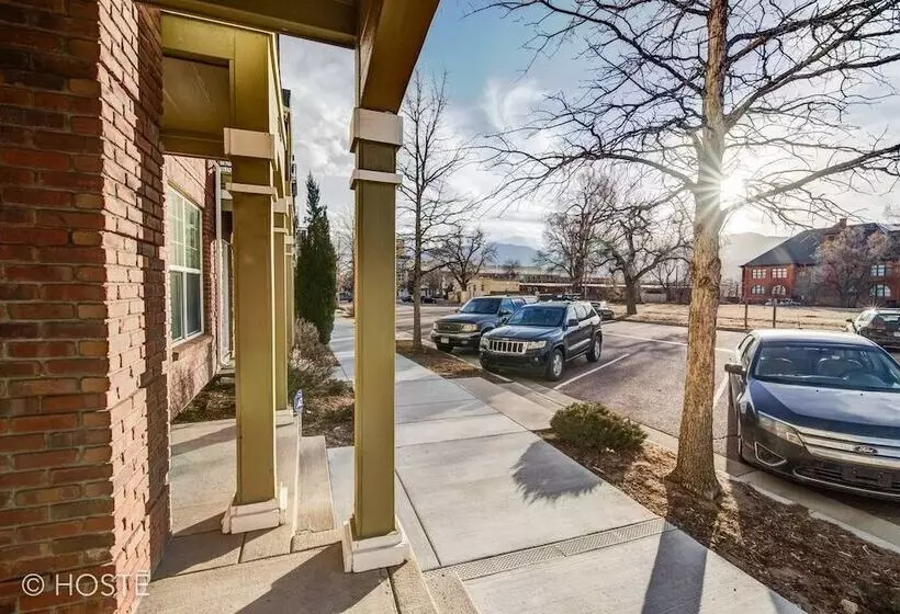 3br Downtown Townhome /w Stunning Balcony Views!