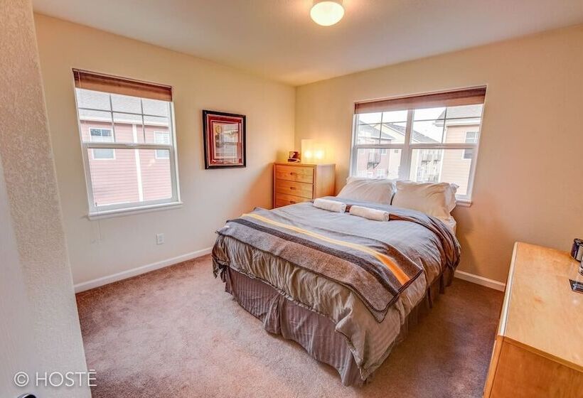 3br Downtown Townhome /w Stunning Balcony Views!