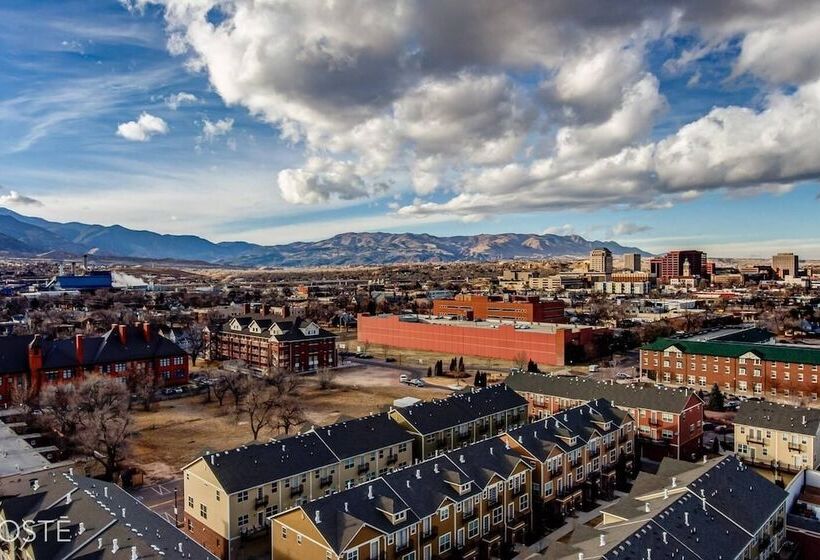 3br Downtown Townhome /w Stunning Balcony Views!