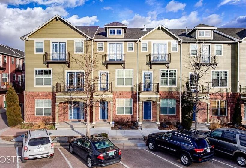 3br Downtown Townhome /w Stunning Balcony Views!