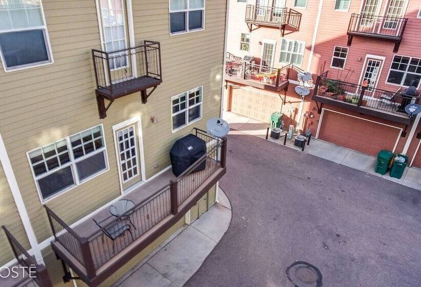 3br Downtown Townhome /w Stunning Balcony Views!