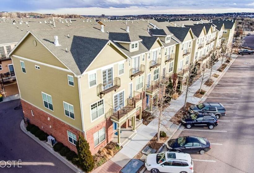 3br Downtown Townhome /w Stunning Balcony Views!