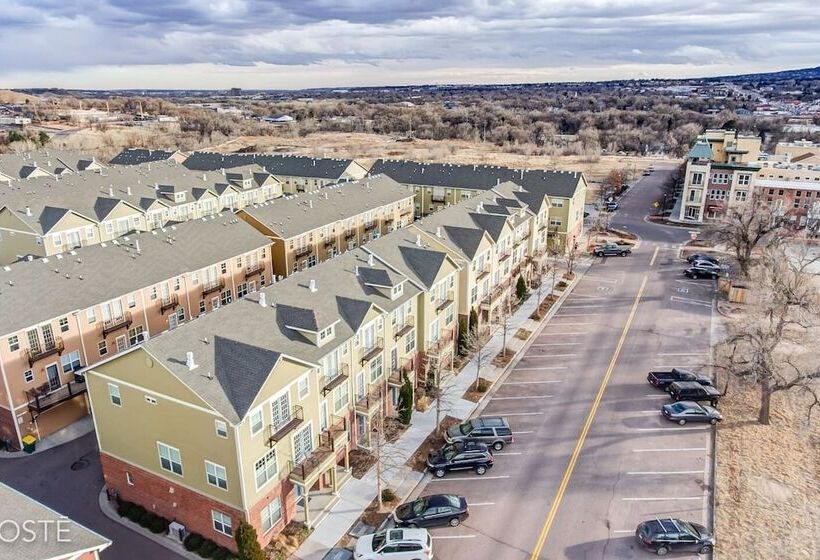 3br Downtown Townhome /w Stunning Balcony Views!