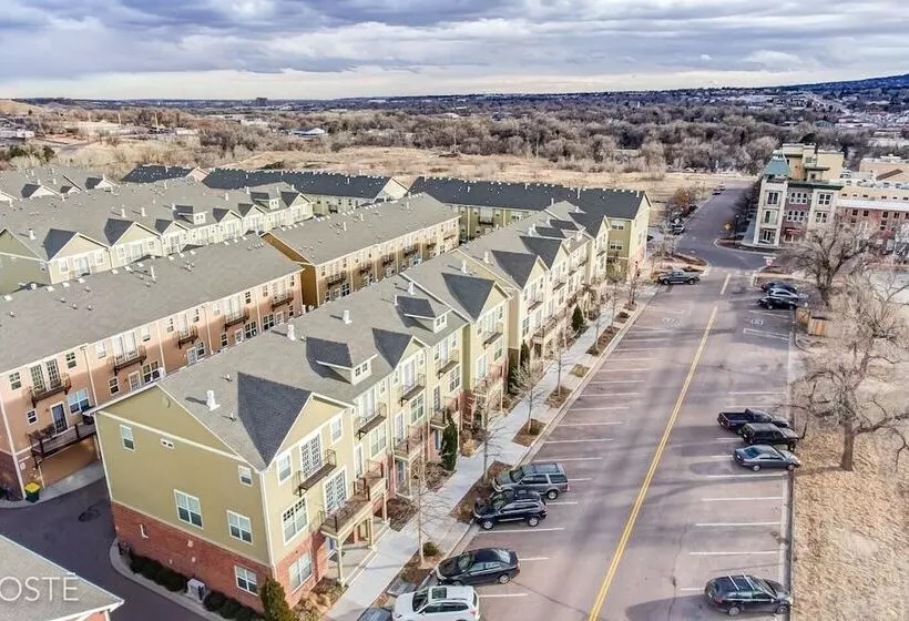 3br Downtown Townhome /w Stunning Balcony Views!