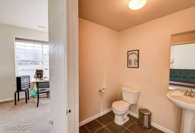 3br Downtown Townhome /w Stunning Balcony Views!