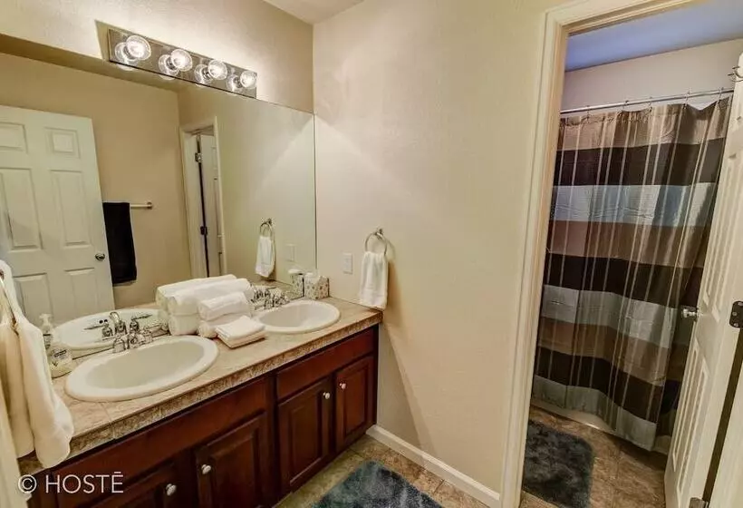 3br Downtown Townhome /w Stunning Balcony Views!