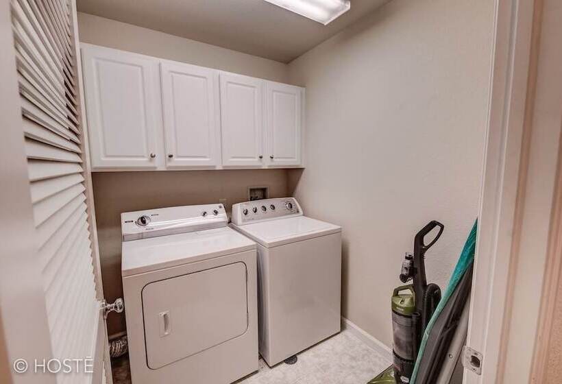 3br Downtown Townhome /w Stunning Balcony Views!