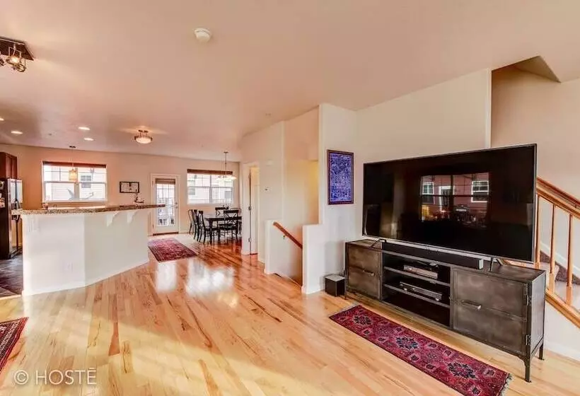 3br Downtown Townhome /w Stunning Balcony Views!