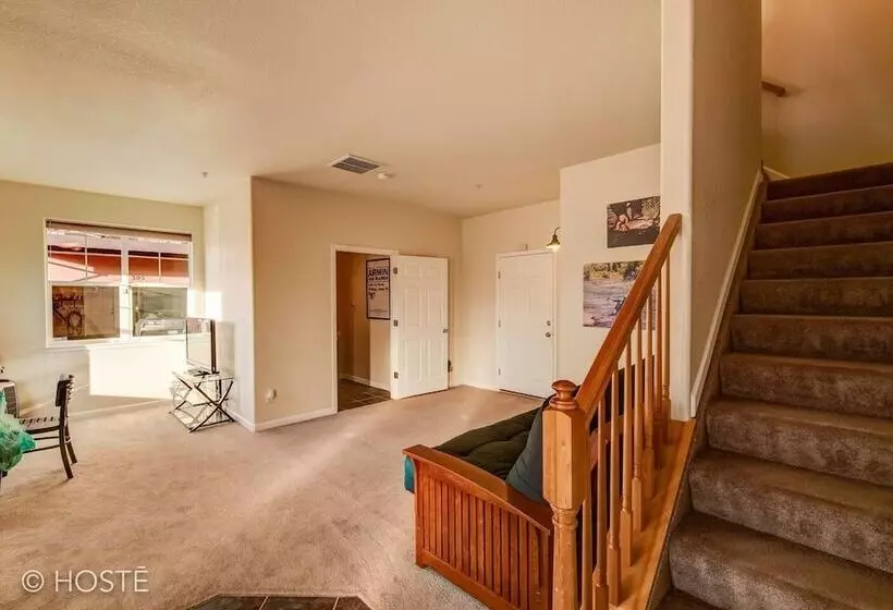 3br Downtown Townhome /w Stunning Balcony Views!
