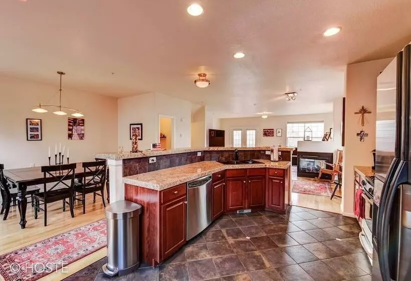 3br Downtown Townhome /w Stunning Balcony Views!
