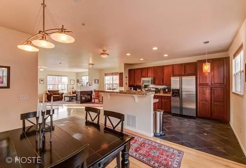 3br Downtown Townhome /w Stunning Balcony Views!