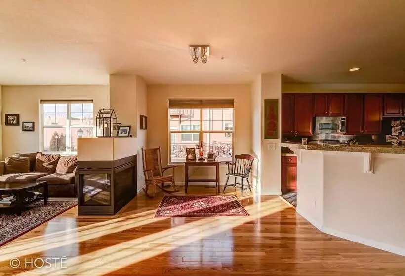 3br Downtown Townhome /w Stunning Balcony Views!