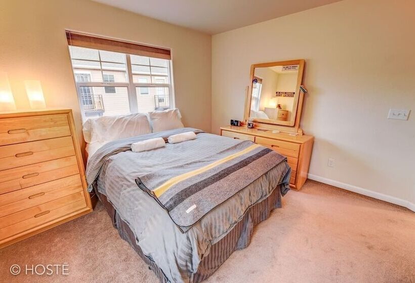 3br Downtown Townhome /w Stunning Balcony Views!