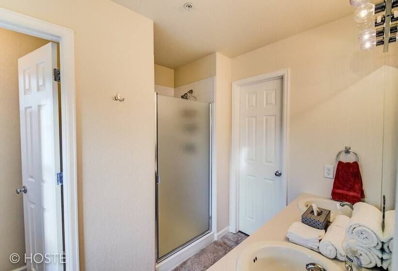 3br Downtown Townhome /w Stunning Balcony Views!