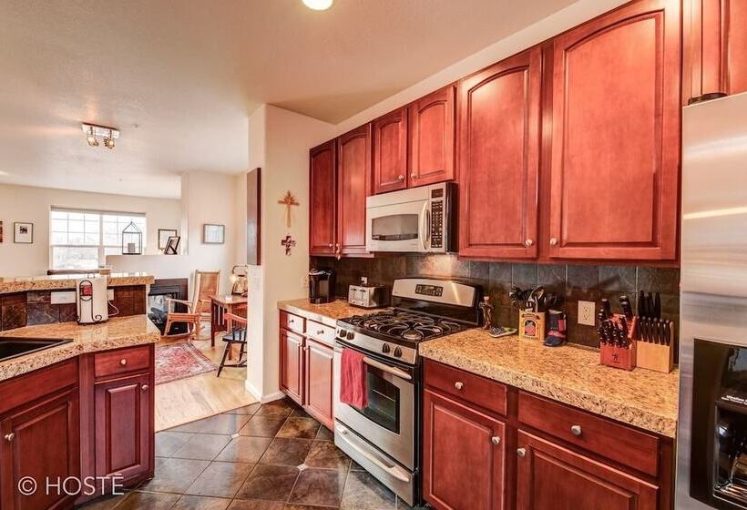 3br Downtown Townhome /w Stunning Balcony Views!