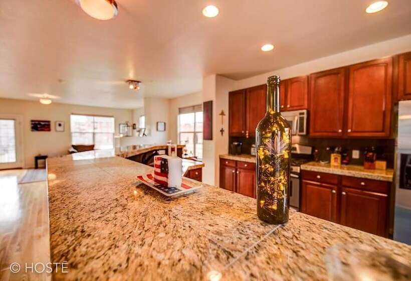 3br Downtown Townhome /w Stunning Balcony Views!