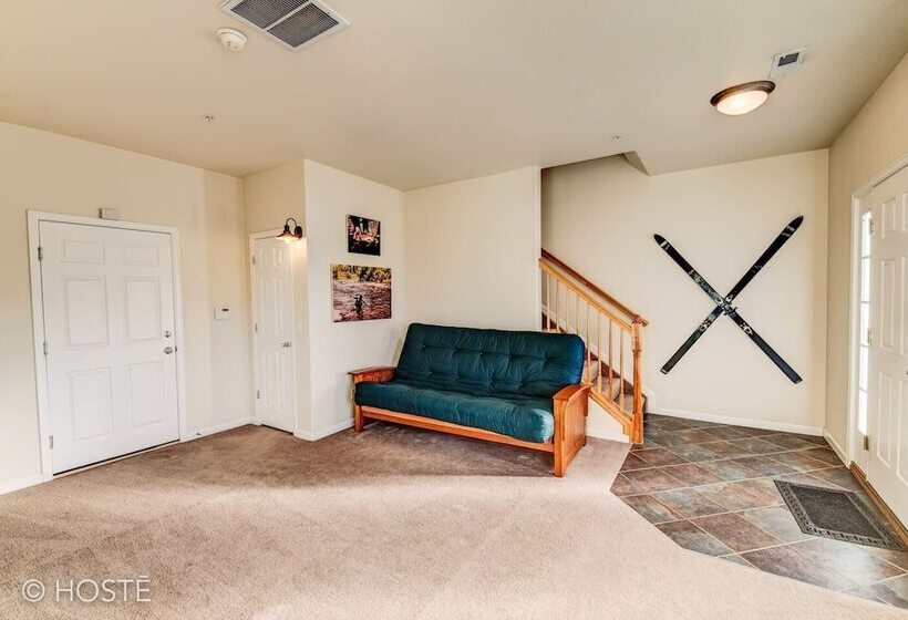 3br Downtown Townhome /w Stunning Balcony Views!