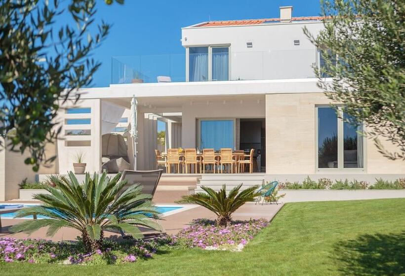 Luxury Villa Cinderella With Swimming Pool