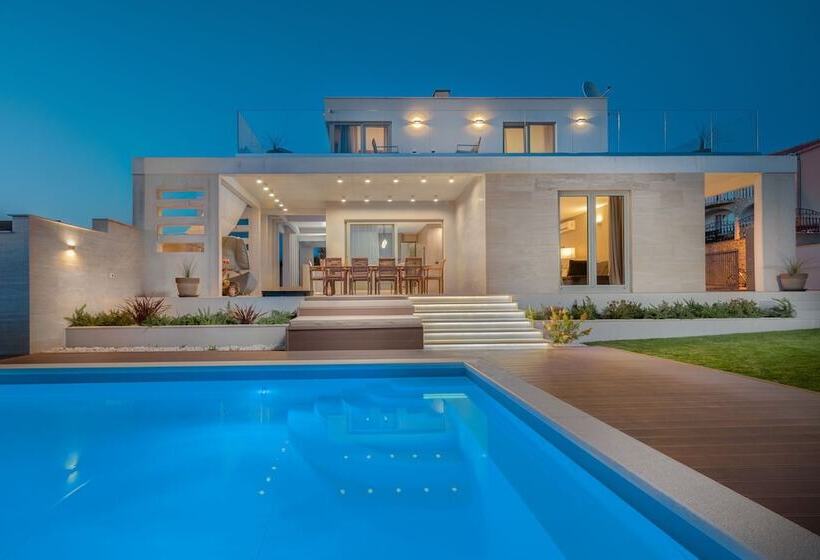 Luxury Villa Cinderella With Swimming Pool