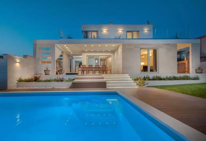 Luxury Villa Cinderella With Swimming Pool