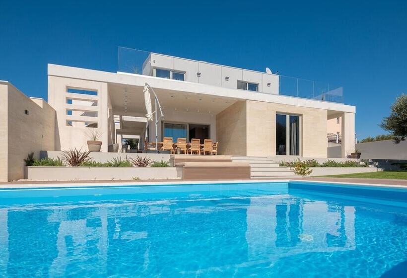 Luxury Villa Cinderella With Swimming Pool