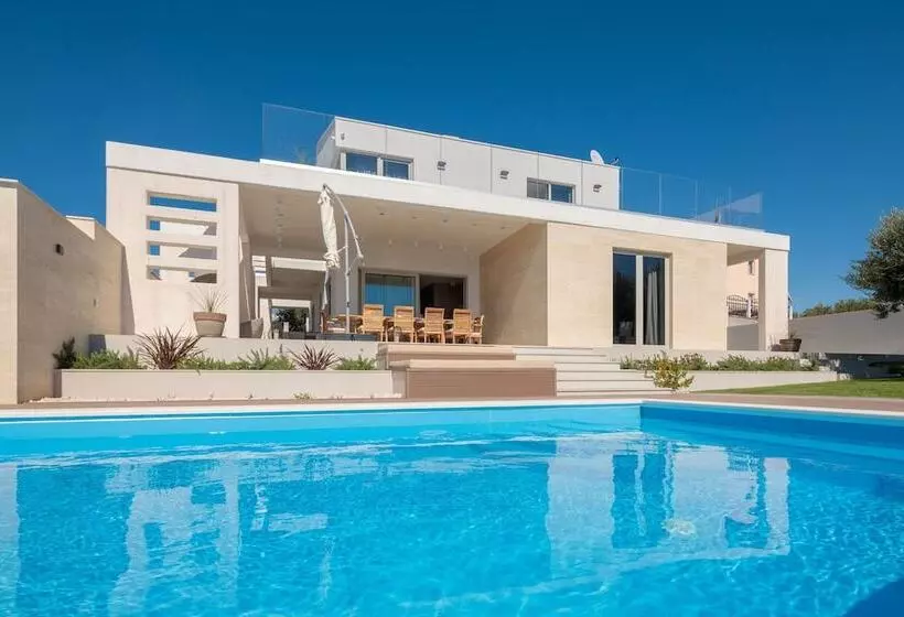 Luxury Villa Cinderella With Swimming Pool