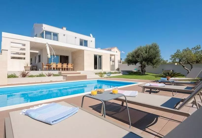 Luxury Villa Cinderella With Swimming Pool