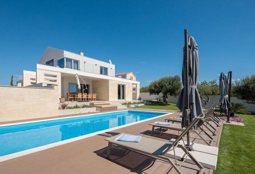 Luxury Villa Cinderella With Swimming Pool