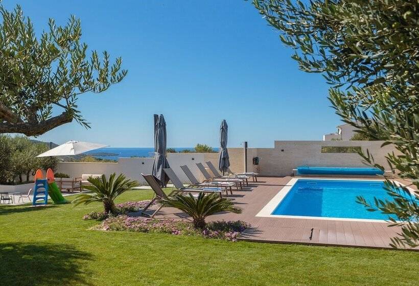 Luxury Villa Cinderella With Swimming Pool