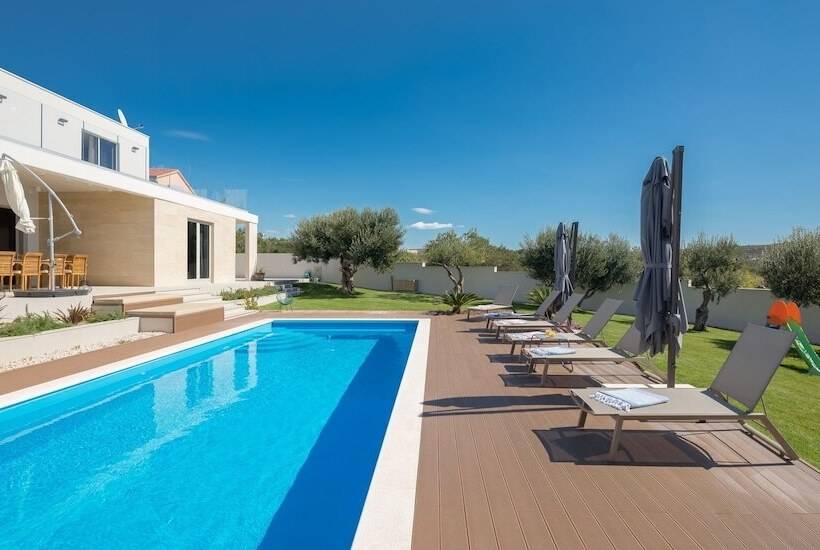 Luxury Villa Cinderella With Swimming Pool