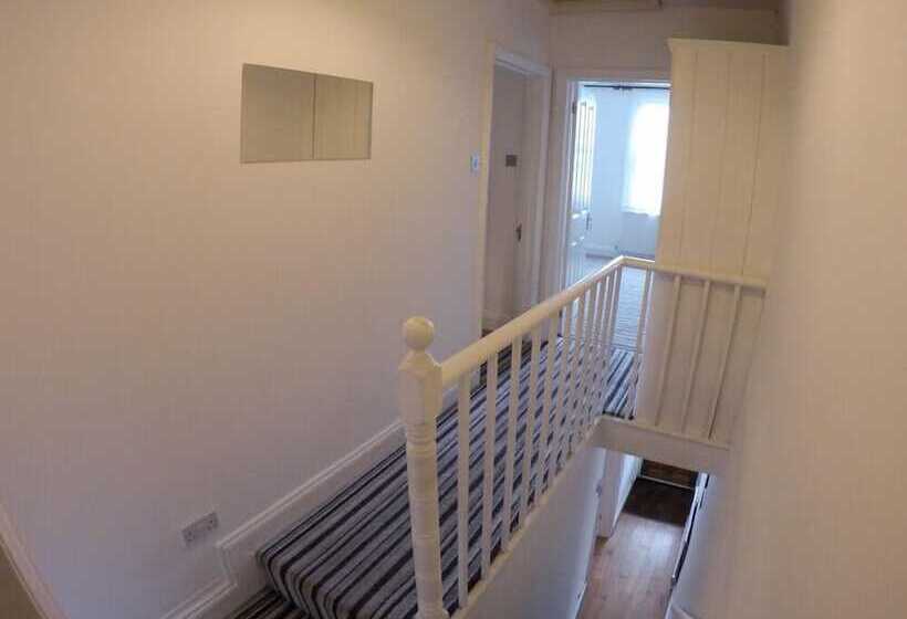 פנסיון Hollybush Row Rooms