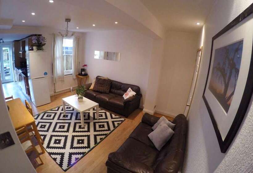 פנסיון Hollybush Row Rooms