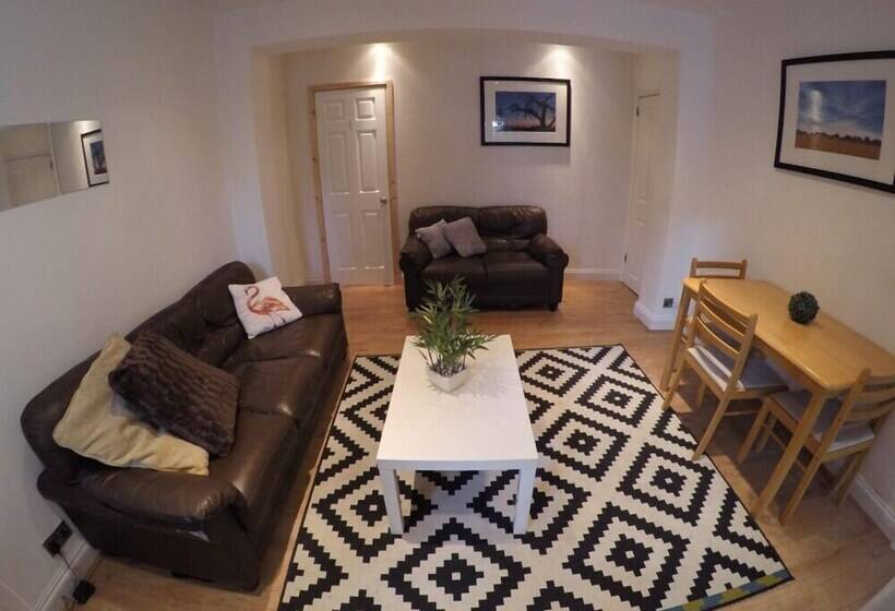 פנסיון Hollybush Row Rooms