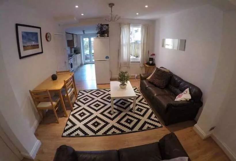 پانسیون Hollybush Row Rooms