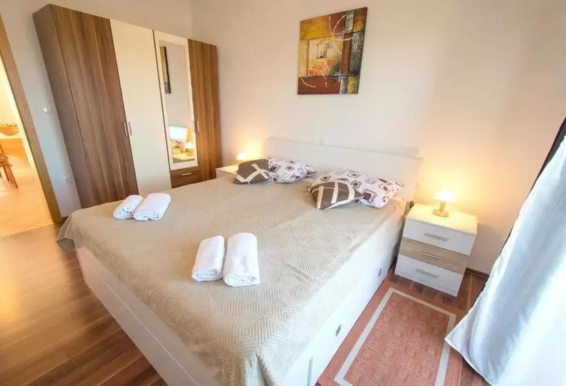 Apartments Mladenka