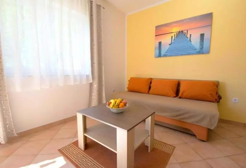 Apartments Mladenka