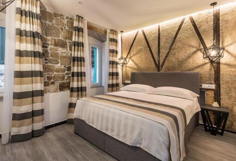 Hotelli Guesthouse Main Square